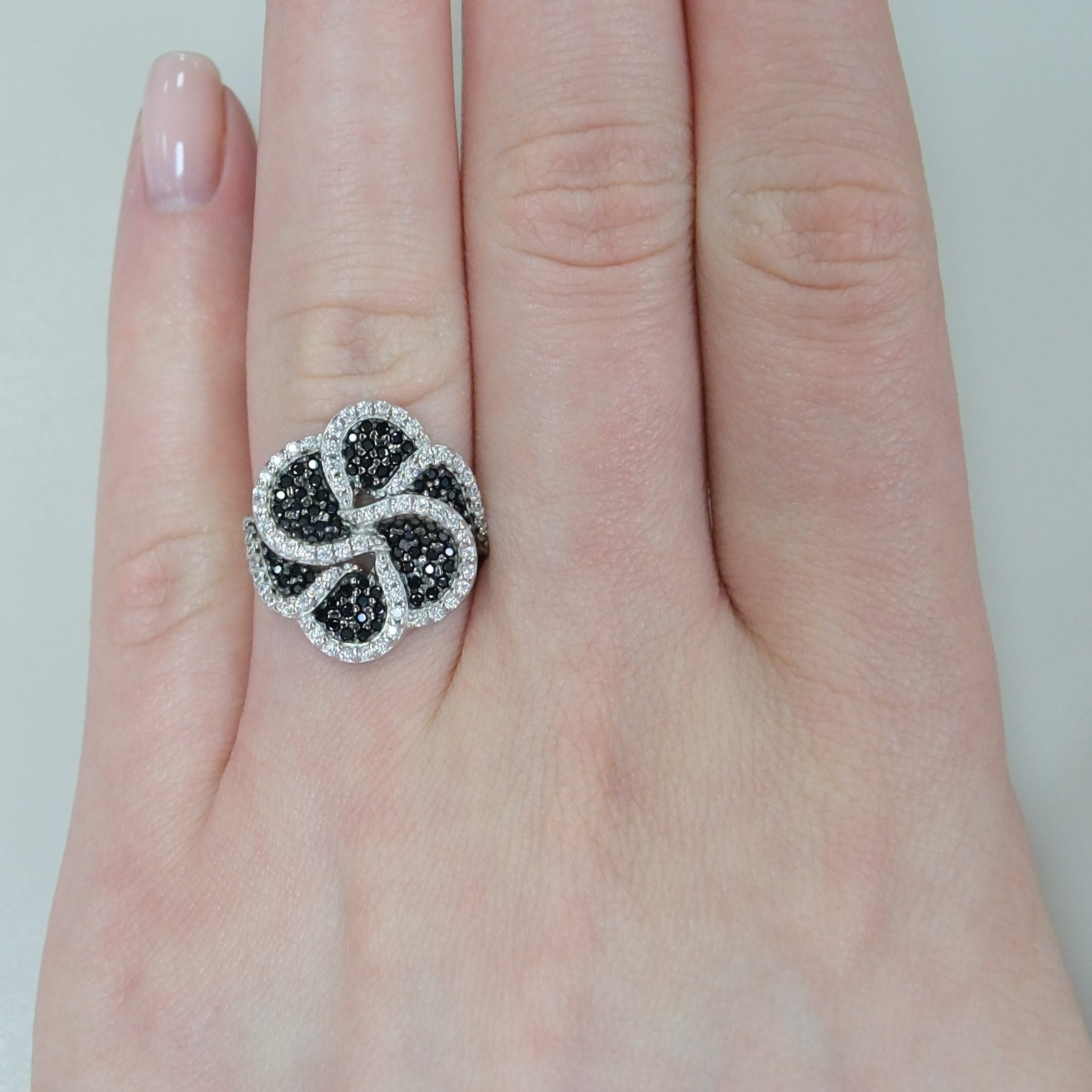 Серебряное кольцо со шпинелью